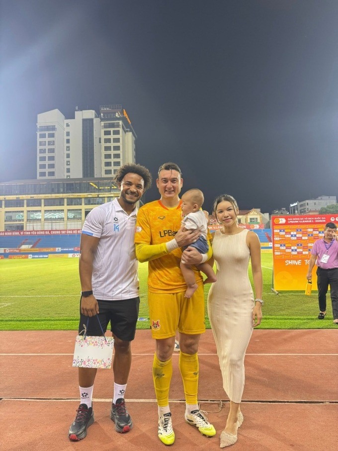 Gia đình nhỏ của Văn Lâm hội ngộ tiền đạo Xuân Son sau trận đấu tối 22/9/2025.