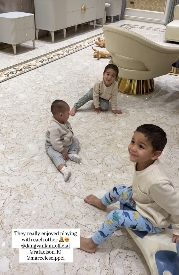 Hai con nhà Xuân Son chơi đùa cùng bé Lâm Minh được Yến Xuân ghi lại.