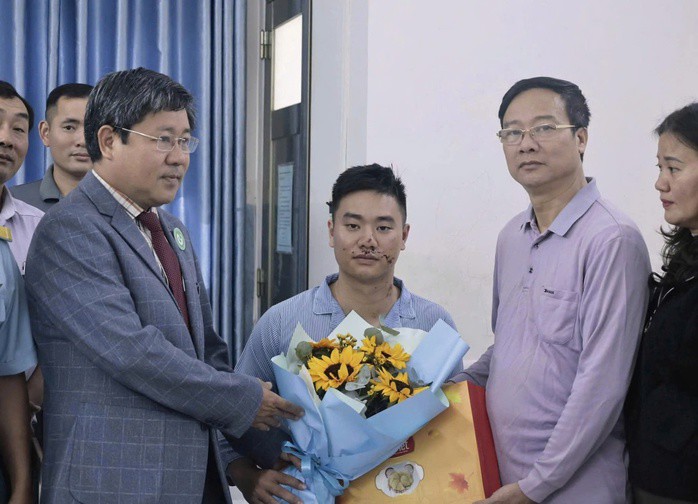 Sau một ngày điều trị, sức khỏe của phi công Đinh Thành Trung đã hồi phục, được xuất viện