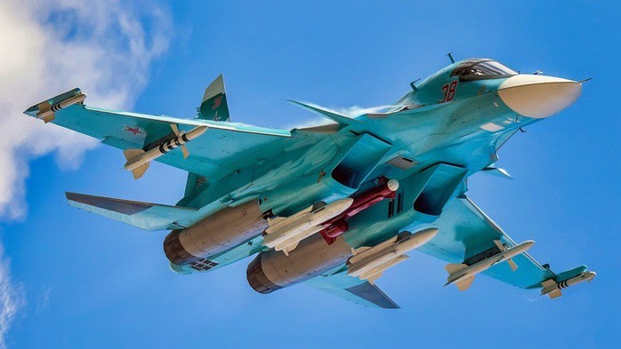 Ukraine "đánh phủ đầu loạt sân bay quân sự", bí ẩn vụ máy bay Su-34 của Nga rơi - 1