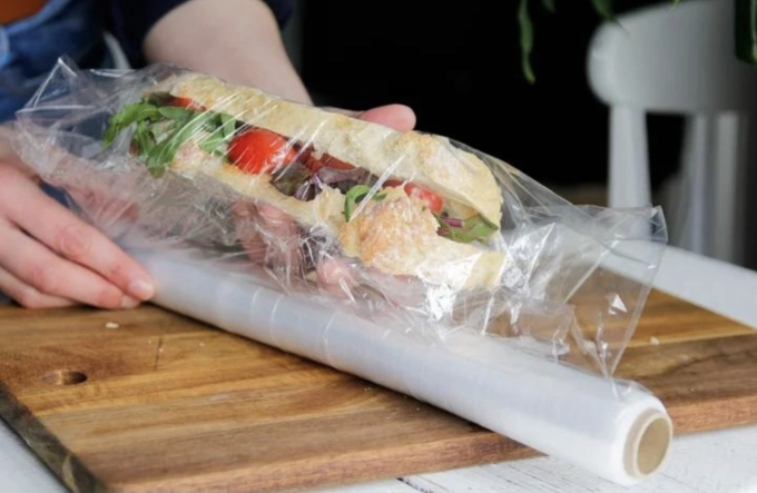 Quá trình di cư hóa chất dễ xảy ra nhất khi màng bọc chạm vào thực phẩm. Ảnh minh họa: Huffpost
