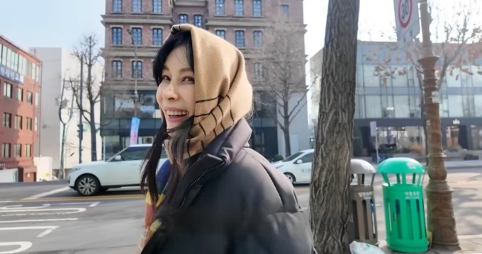 Go So Young khoe tòa nhà của vợ chồng cô. Ảnh: YouTube