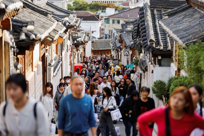 Du khách tham quan làng cổ Bukchon Hanok. Ảnh: Reuters