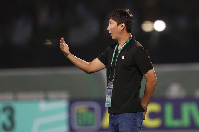 Người hâm mộ đang kỳ vọng HLV Kim Sang-sik sẽ cùng bóng đá Việt Nam tạo dựng những thành tích mới. (Ảnh: AFC)