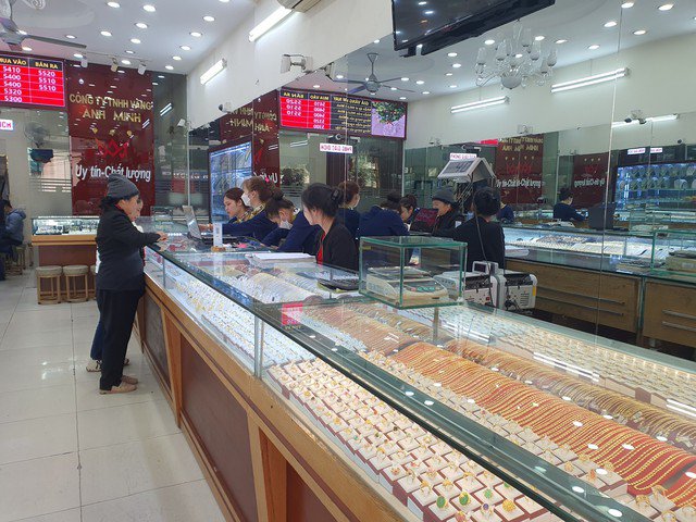 Quyết định nên mua vàng miếng hay vàng nhẫn để đầu tư phụ thuộc vào mục tiêu tài chính, ngân sách, và chiến lược đầu tư của mỗi cá nhân.