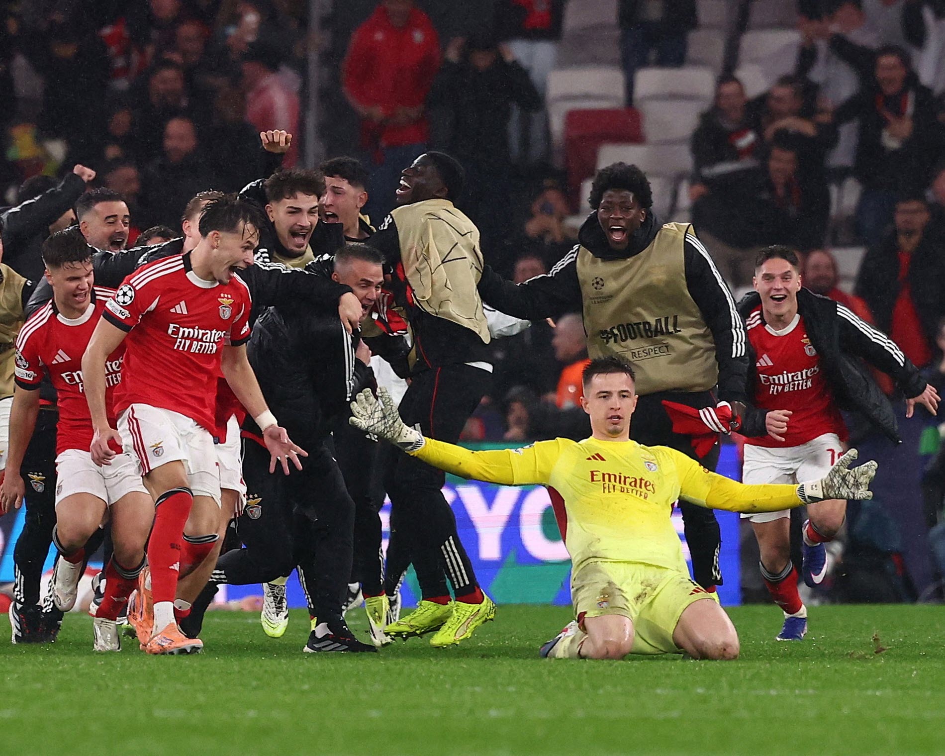 Trubin ăn mừng sau khi đưa Benfica vượt qua vòng bảng đầy kịch tính