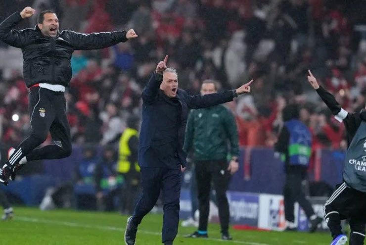 Mourinho ăn mừng bàn thắng phút 90+8 của Benfica trước Real Madrid