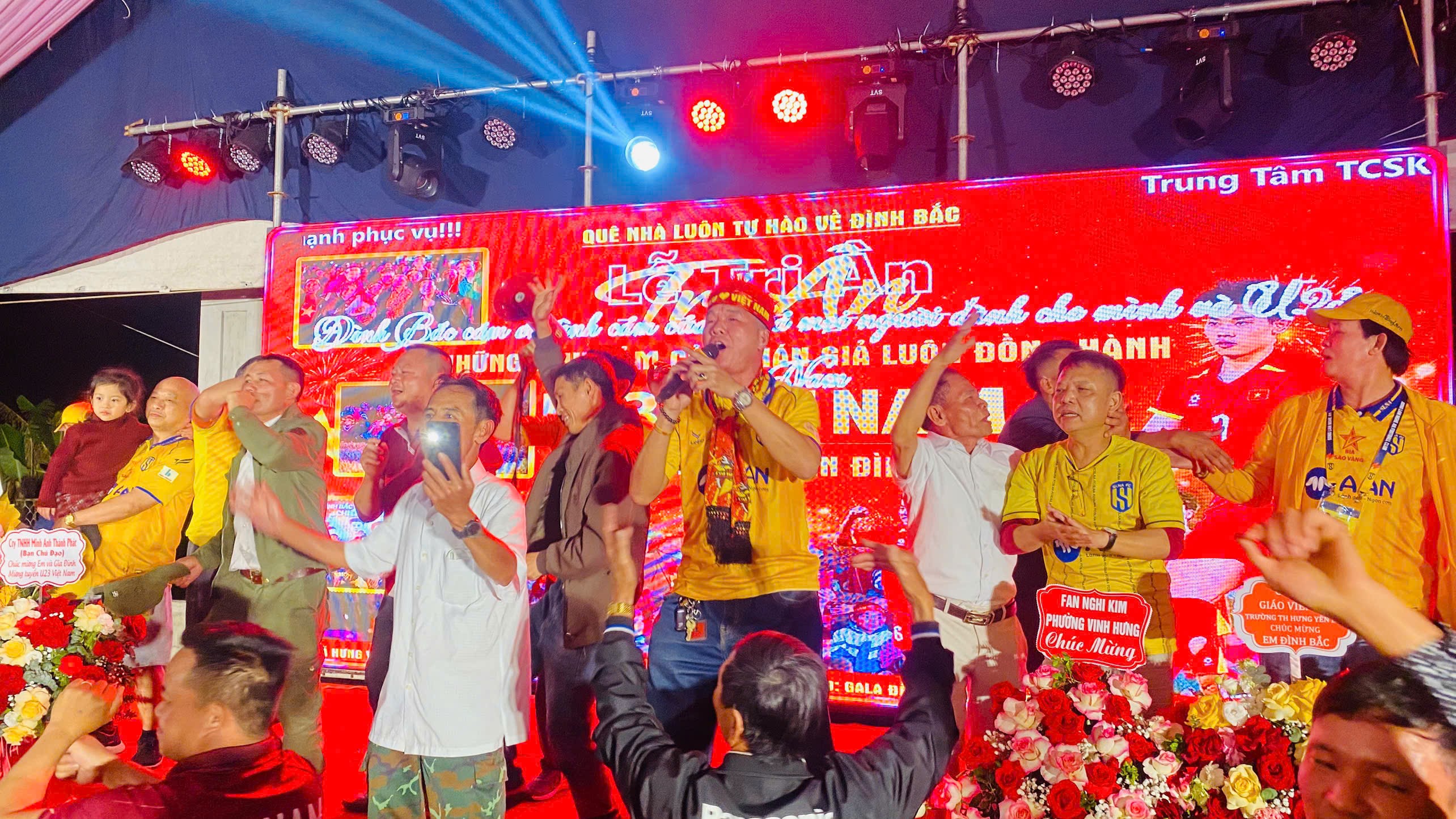 Mọi người từ xa đến nhà Đình Bắc chung vui tới đêm muộn.