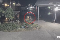 Clip: “Dở khóc dở cười” thanh niên phóng xe như đường thẳng, lao thẳng xuống sông