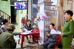 Công an đi từng nhà kêu gọi người dân tố giác hai tên cướp ngân hàng ở Gia Lai