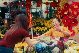 Tết không chỉ là đoàn viên, Tết còn sẻ chia may mắn