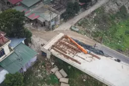 Hà Nội: Cầu 90 tỷ 'đắp chiếu', sắt thép gỉ sét chờ mặt bằng