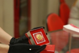 Giá vàng miếng hôm nay đặc biệt gây sự chú ý, nhiều người xuất hiện băn khoăn nên mua vàng nhẫn hay vàng trang sức?