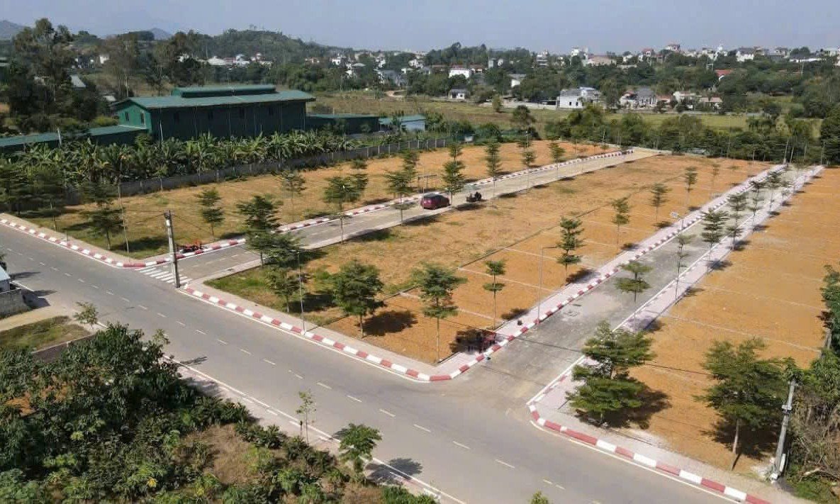 Khu vực đất nền quanh Hòa Lạc đang được môi giới rầm rộ chào bán, đẩy giá ăn theo thông tin quy hoạch và hạ tầng. Ảnh: MG.