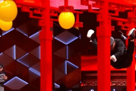 "Lý Tiểu Long mới" kungfu cái thế: Đi trên mặt nước, 36 giây đá vỡ 20 quả bóng bay