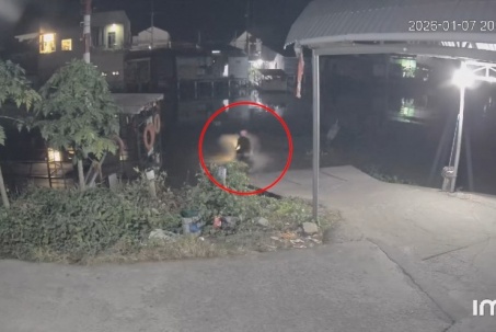 Clip: “Dở khóc dở cười” thanh niên phóng xe như đường thẳng, lao thẳng xuống sông