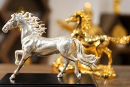 Chiêm ngưỡng tượng ngựa đúc từ gần 17 cây bạc, giá gần trăm triệu đồng