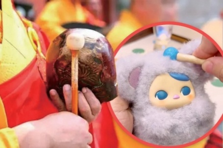 Sau cơn sốt Labubu, giới trẻ Trung Quốc rộ mốt búp bê 'gõ mõ' giải nghiệp