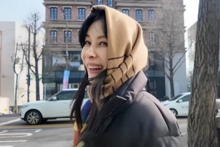 Vợ Jang Dong Gun bị chỉ trích  ' khoe của ' 