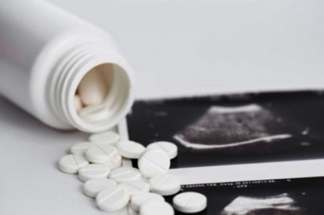 Tự uống 20 viên thuốc phá thai mua online, người phụ nữ phải cắt toàn bộ tử cung