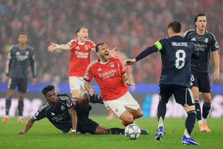 Video bóng đá Benfica - Real Madrid: Cú sốc kinh điển, Mourinho "hóa điên" phút 90+8 (Cúp C1)