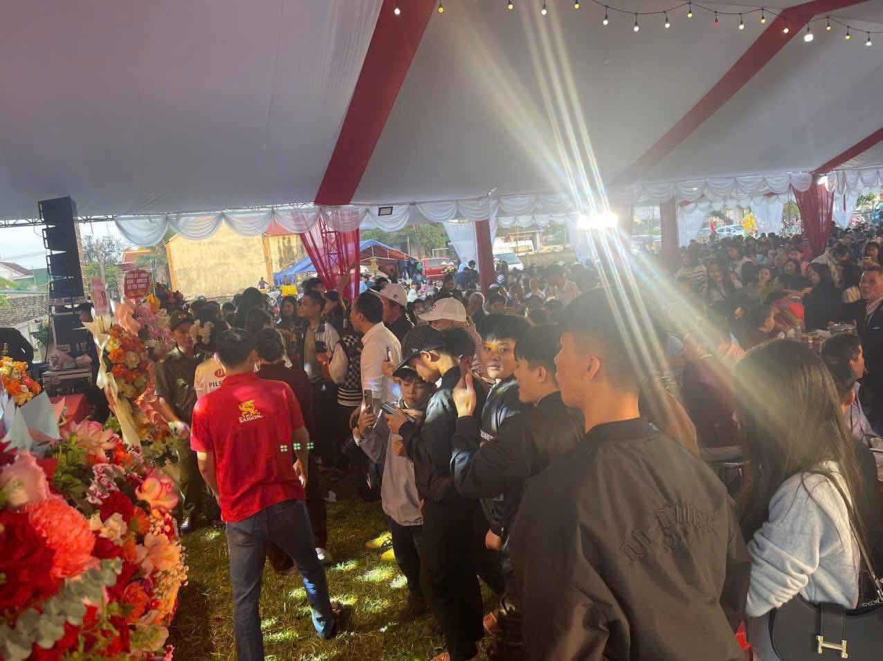 Lượng khách tới mỗi ngày một đông khiến chương trình "vỡ trận"