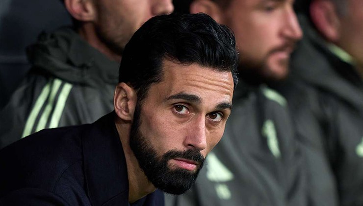 Alvaro Arbeloa đang cố gắng giúp Real