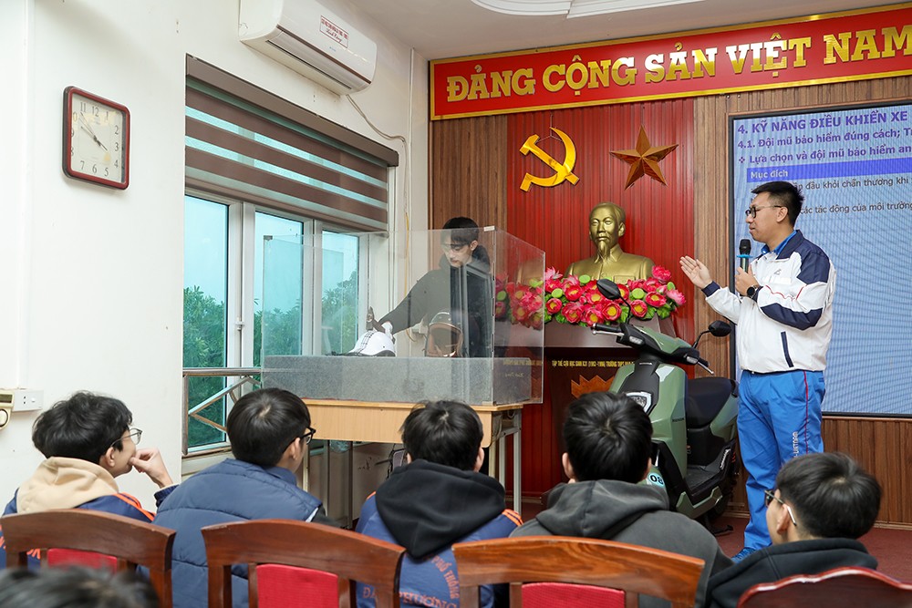 Hướng dẫn viên HVN đào tạo kiến thức ATGT cho học sinh