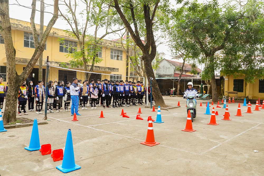 Các em học sinh chăm chú nghe hướng dẫn kỹ năng LXAT từ Hướng dẫn viên HVN