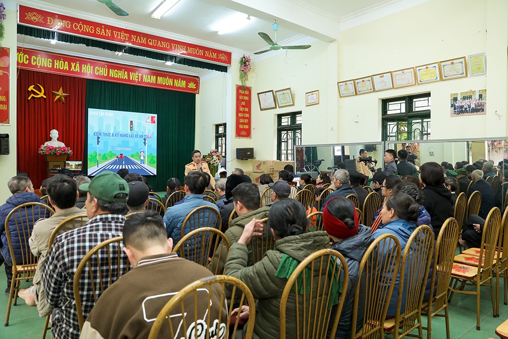 Đại diện Cục CSGT chia sẻ thực trạng giao thông trên địa bàn xã Đan Phượng với người dân