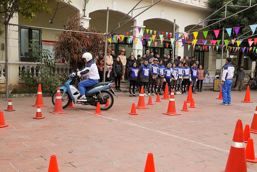 Hướng dẫn viên HVN đào tạo kỹ năng LXAT cho người dân xã Đan Phượng