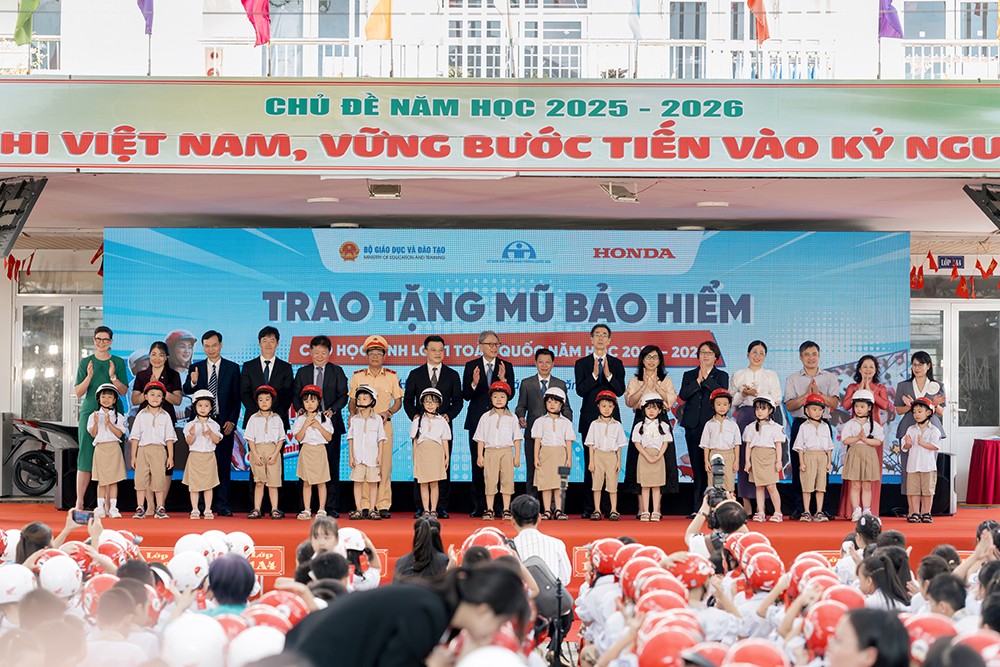 Trao tặng mũ bảo hiểm cho học sinh lớp Một khu vực miền Bắc