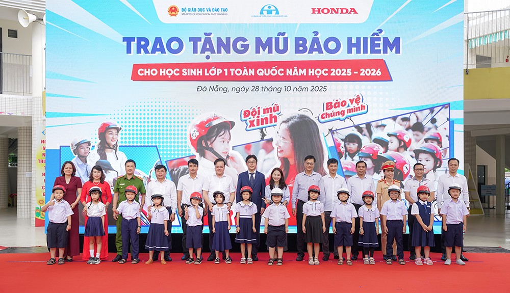 Trao tặng mũ bảo hiểm cho học sinh lớp Một khu vực miền Trung