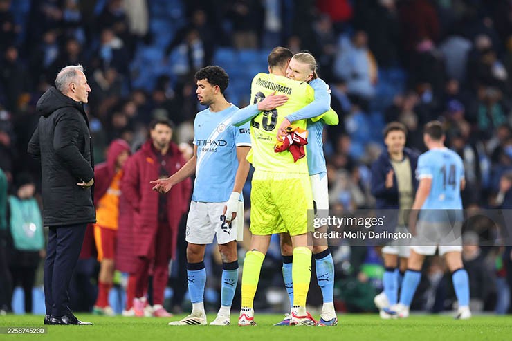 Thủ môn Donnarumma 4 lần cứu thua cho Man City và nhận được cái ôm từ Haaland