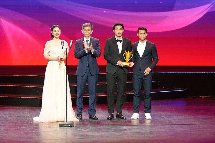 Văn Khang và Đình Bắc đại diện cho U22 Việt Nam nhận giải Đội tuyển của năm (Ảnh: Ban tổ chức)