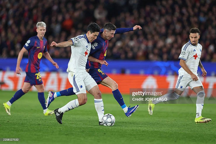 Trận đấu giữa Barca (áo sẫm) và Copenhagen&nbsp;diễn ra căng thẳng