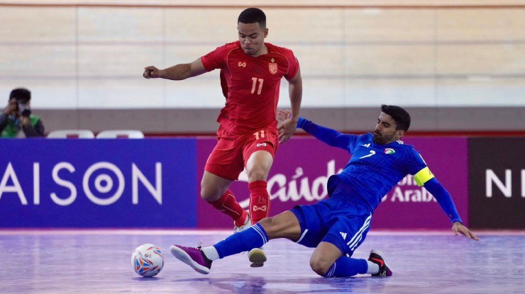 Thái Lan (áo đỏ) vùi dập Kuwait