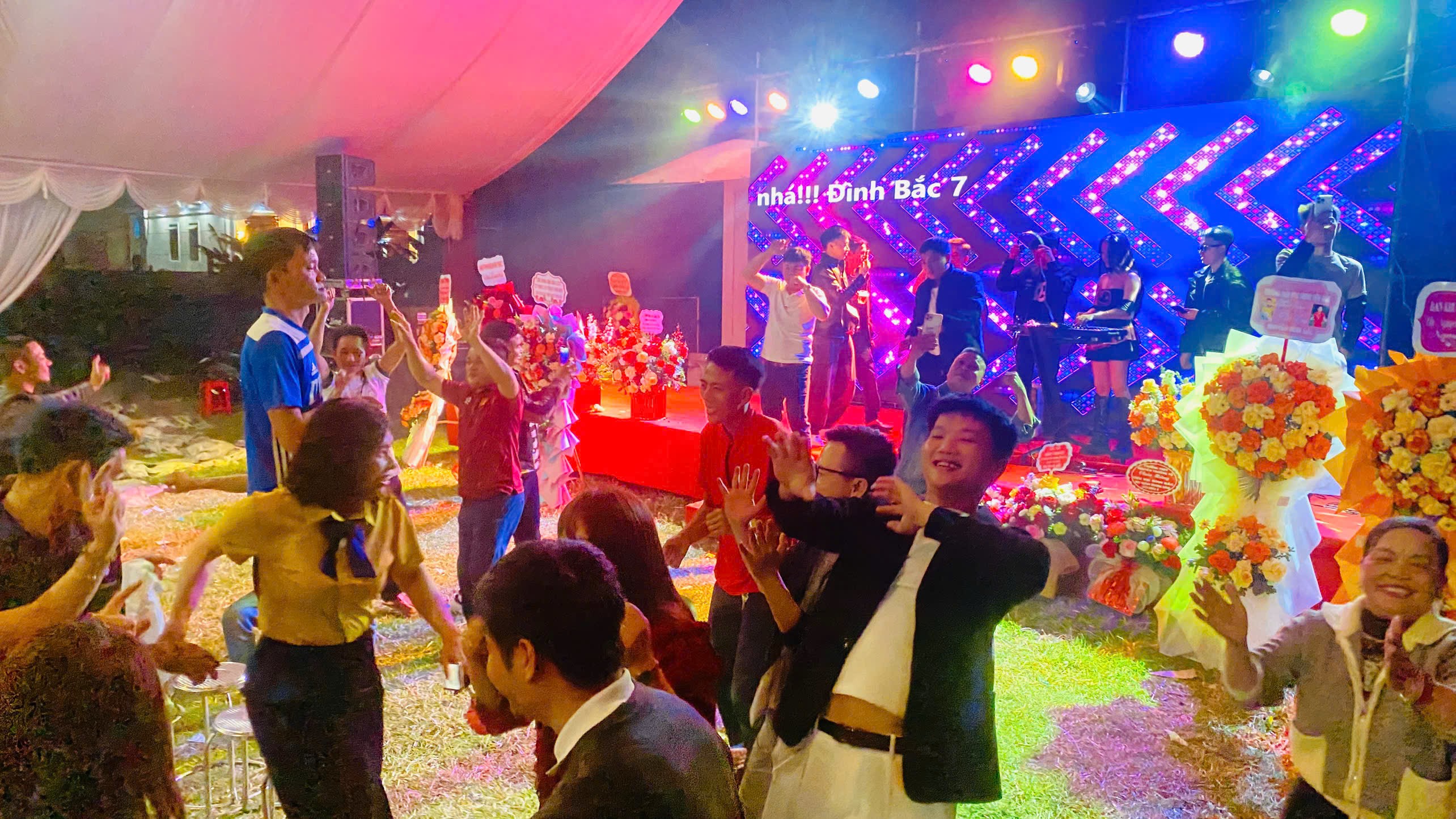 Mọi người từ xa đến nhà Đình Bắc chung vui tới đêm muộn.