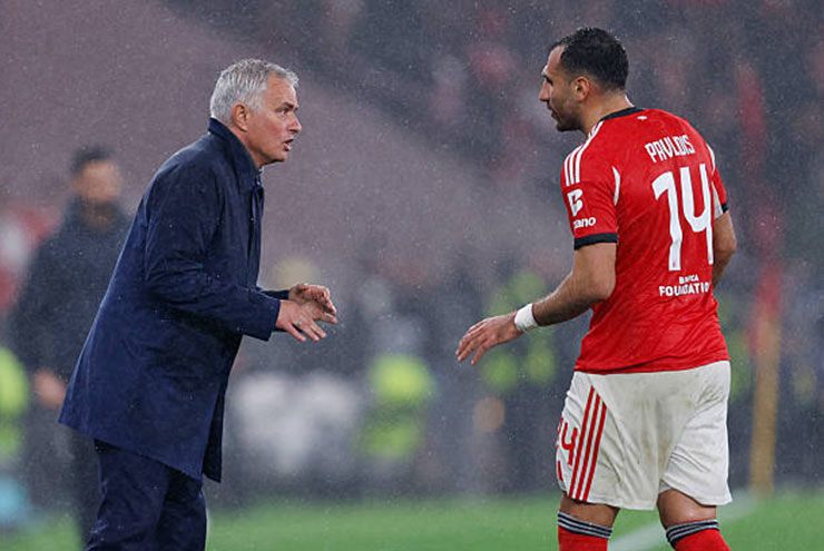 Mourinho và Pavlidis. Trung phong người Hy Lạp có một trận đấu đỉnh cao và bắt nạt hàng thủ Real