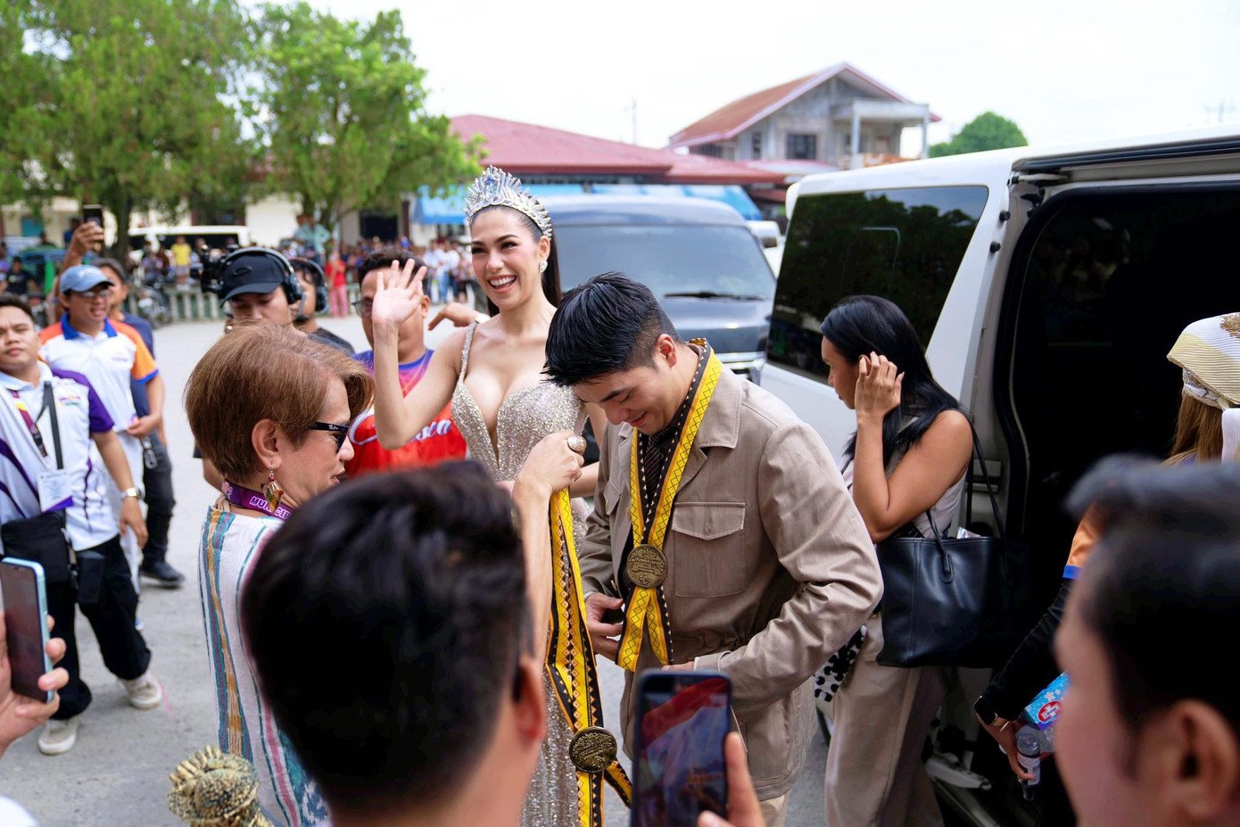 Thành tích của Chelsea Fernandez là niềm tự hào của người dân Philippines khi cô là người đẹp đầu tiên đến từ quốc gia này giành danh hiệu á hậu của Miss Cosmo. Năm 2024, đại diện Philippines ở Miss Cosmo là Ahtisa Manalo nhưng chỉ dừng chân ở top 10.