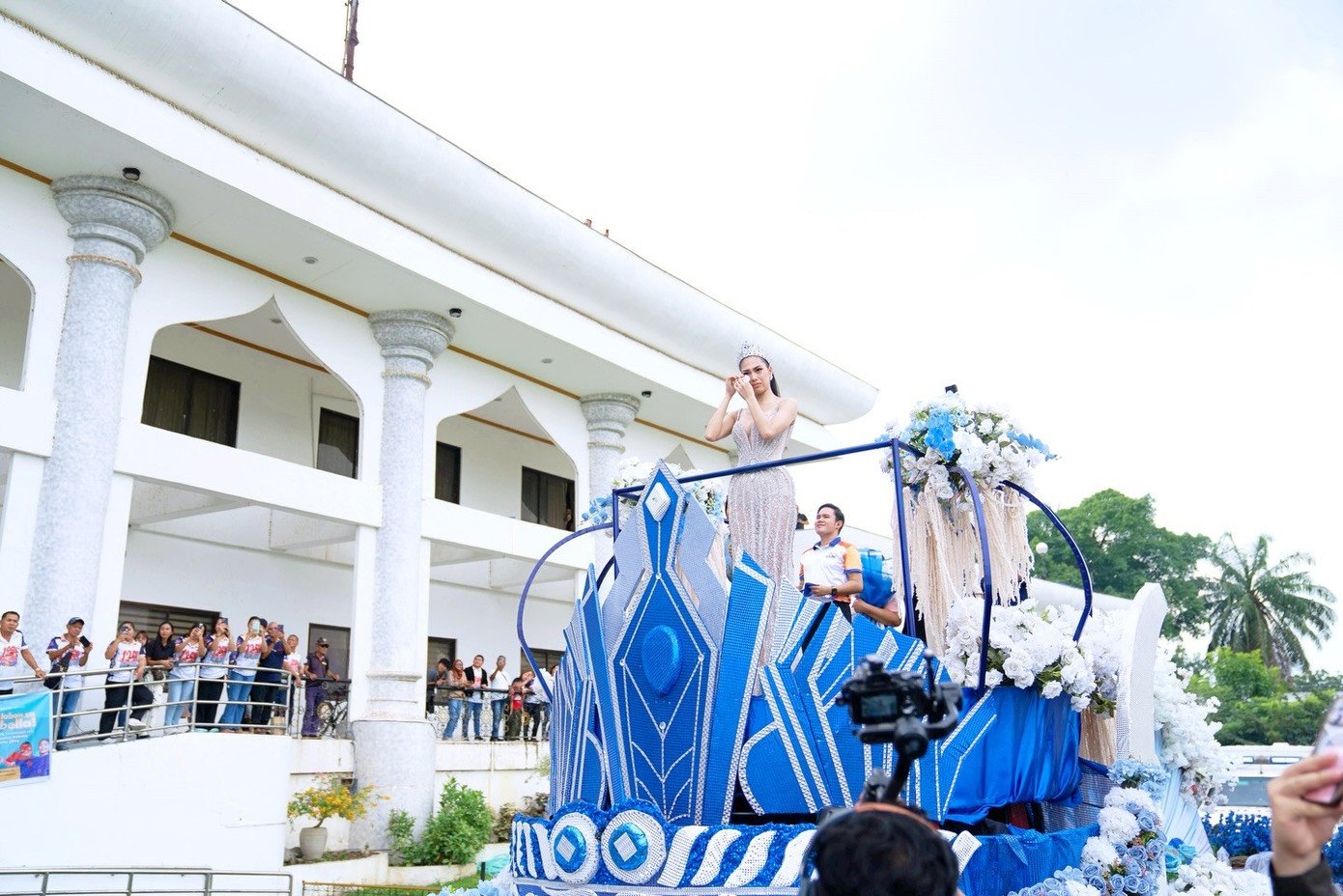 Chia sẻ sau khi giành giải á hậu, Chelsea nói: "Tôi sẽ làm việc hết khả năng trong một năm ở đây. Tôi sẵn sàng cho tất cả nhiệm vụ của á hậu Miss Cosmo". Chelsea Fernandez 26 tuổi, tốt nghiệp cử nhân ngành truyền thông. Cô là gương mặt quen thuộc trong giới sắc đẹp Philippines.