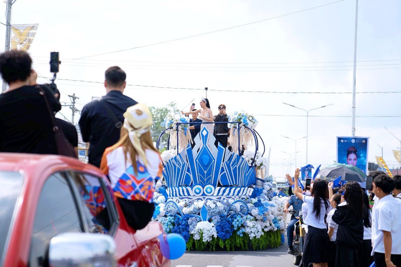Chia sẻ sau khi giành giải á hậu, Chelsea nói: "Tôi sẽ làm việc hết khả năng trong một năm ở đây. Tôi sẵn sàng cho tất cả nhiệm vụ của á hậu Miss Cosmo". Chelsea Fernandez 26 tuổi, tốt nghiệp cử nhân ngành truyền thông. Cô là gương mặt quen thuộc trong giới sắc đẹp Philippines.