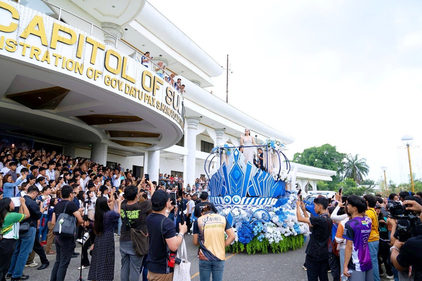 Chia sẻ sau khi giành giải á hậu, Chelsea nói: "Tôi sẽ làm việc hết khả năng trong một năm ở đây. Tôi sẵn sàng cho tất cả nhiệm vụ của á hậu Miss Cosmo". Chelsea Fernandez 26 tuổi, tốt nghiệp cử nhân ngành truyền thông. Cô là gương mặt quen thuộc trong giới sắc đẹp Philippines.