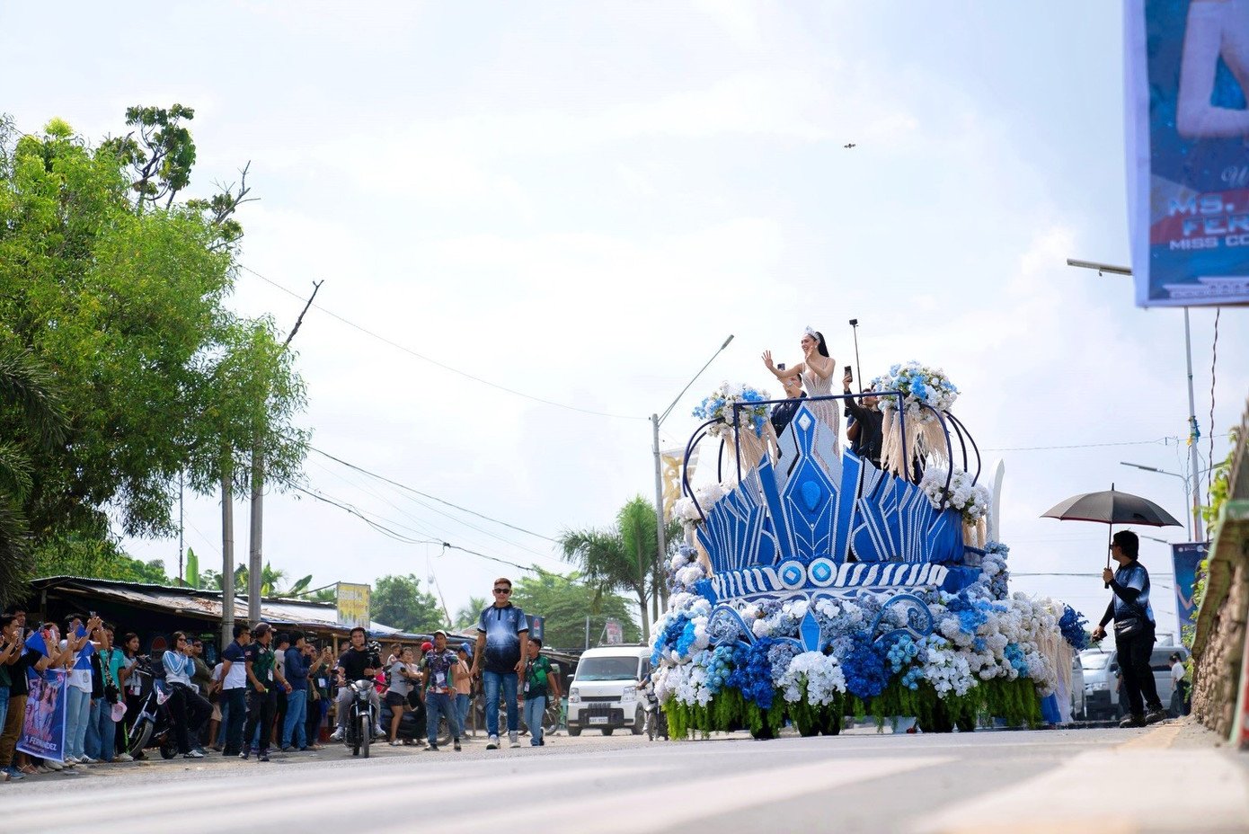 Chia sẻ sau khi giành giải á hậu, Chelsea nói: "Tôi sẽ làm việc hết khả năng trong một năm ở đây. Tôi sẵn sàng cho tất cả nhiệm vụ của á hậu Miss Cosmo". Chelsea Fernandez 26 tuổi, tốt nghiệp cử nhân ngành truyền thông. Cô là gương mặt quen thuộc trong giới sắc đẹp Philippines.
