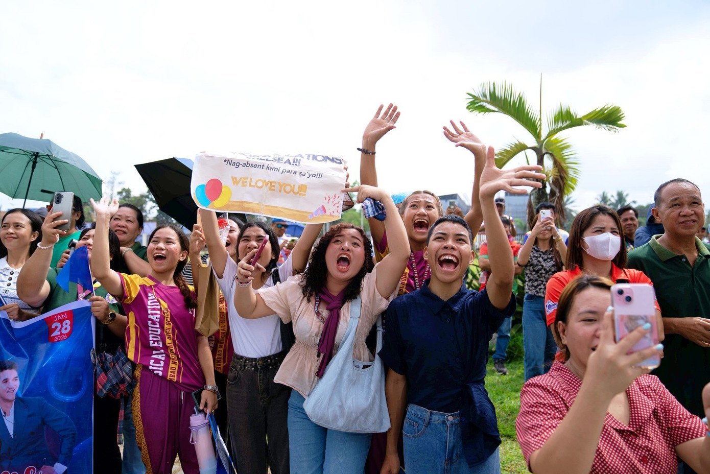 Biển người chào đón người đẹp Philippines - 10