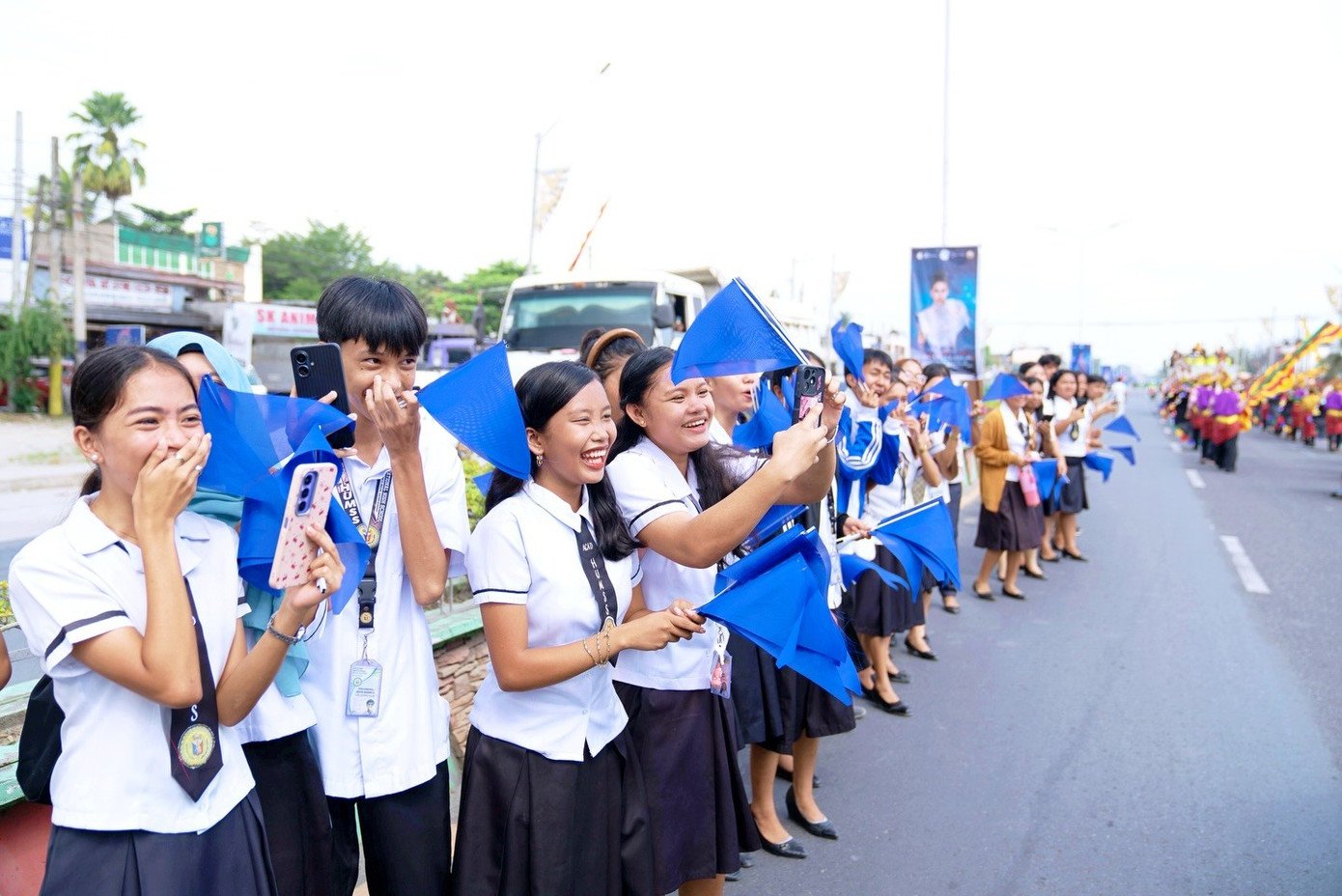 Biển người chào đón người đẹp Philippines - 11