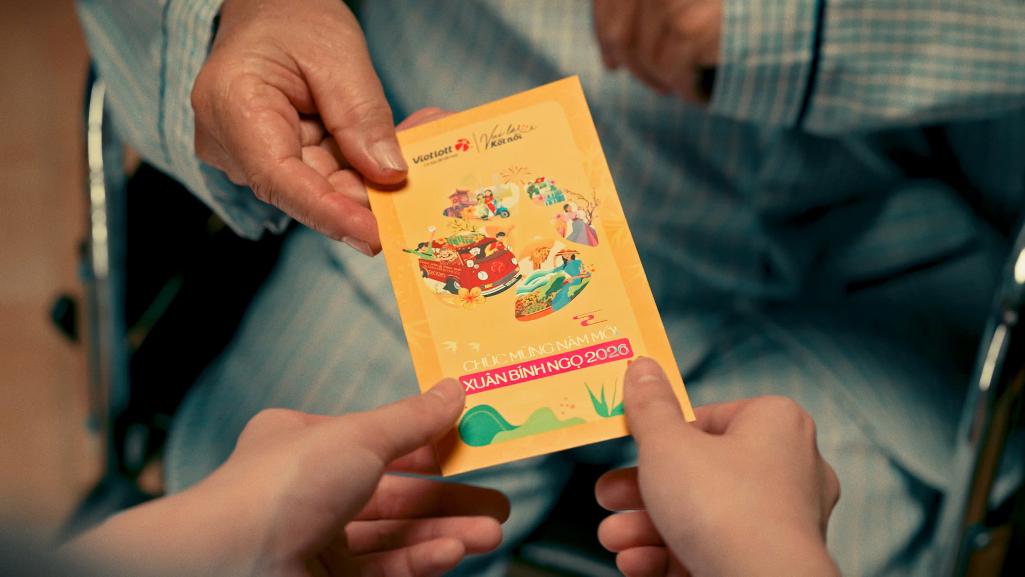 Vé số Vietlott là món quà tinh thần giản dị nhưng mang theo thông điệp cầu chúc may mắn cho năm mới. Ảnh: DNCC