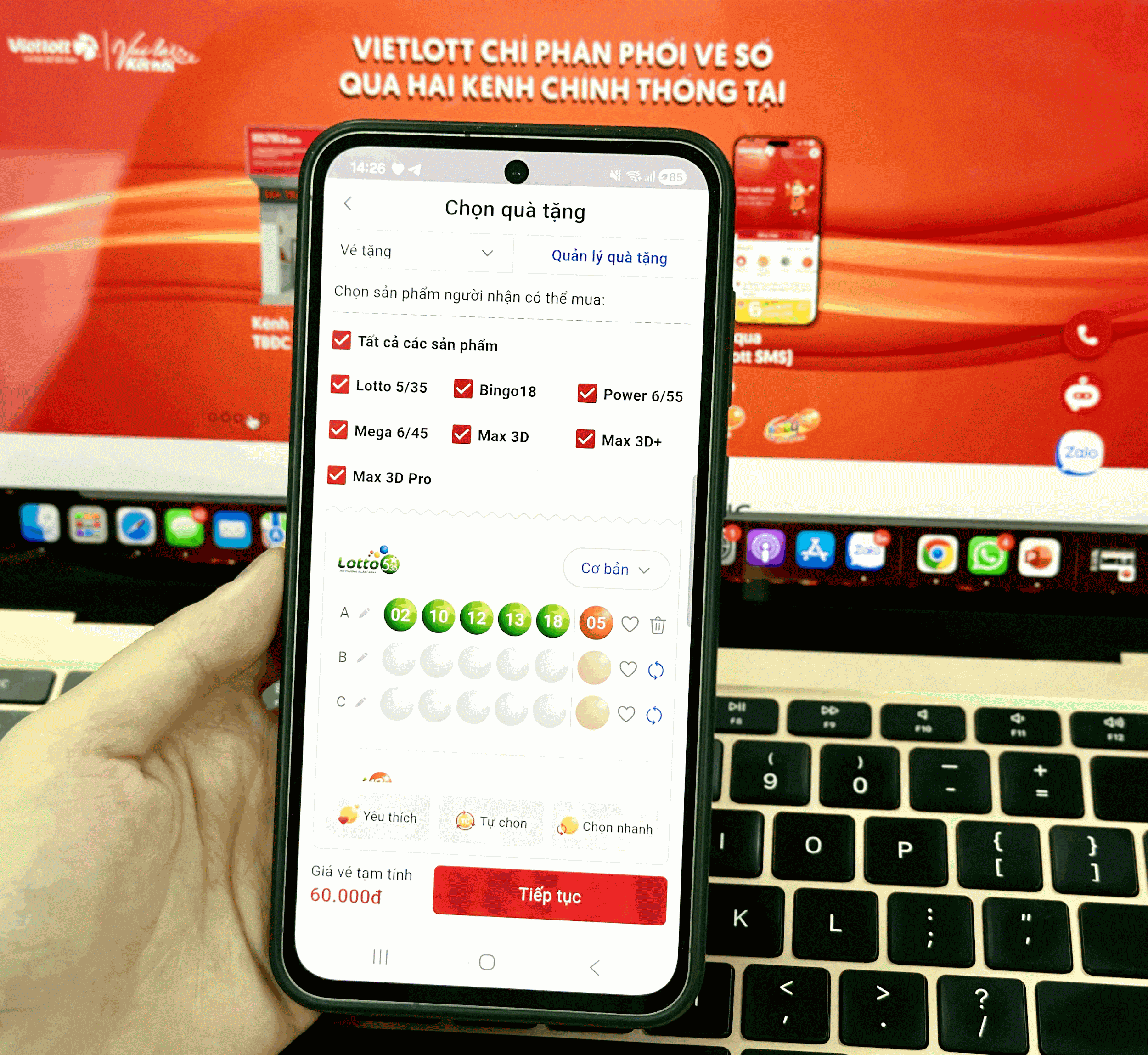 Mọi người dễ dàng gửi đến nhau những lời chúc kèm tấm vé may mắn đầu năm nhờ tính năng tặng vé trên Vietlott SMS. - Ảnh: DNCC