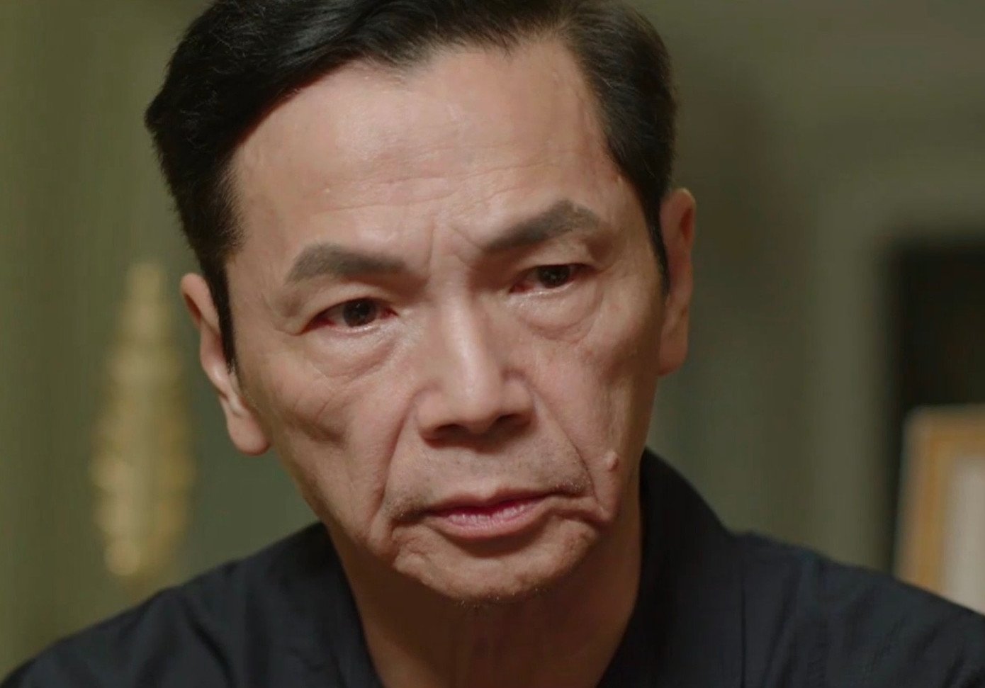 NSND Trung Anh khác lạ với vai chính khách thâm trầm.