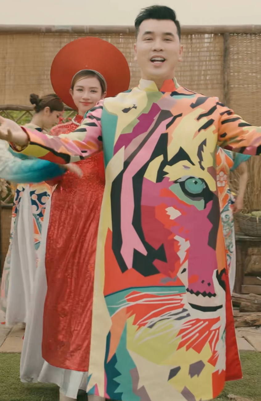 Thanh Thảo (trái) và Ưng Hoàng Phúc trong MV Tết đang nhận ý kiến trái chiều.